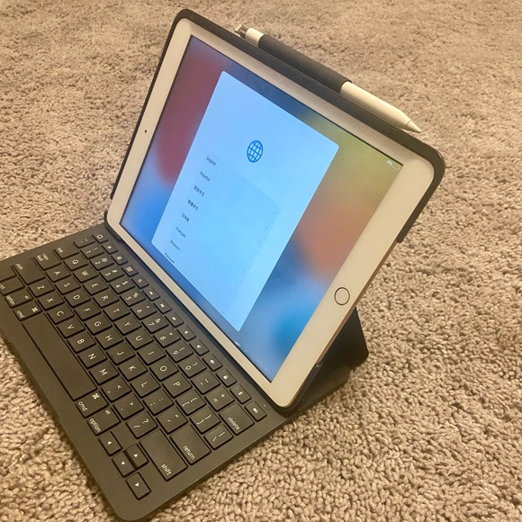 7th Gen. Ipad, 1st Gen Apple pencil, Slimfolio Bluetooth keyboard case